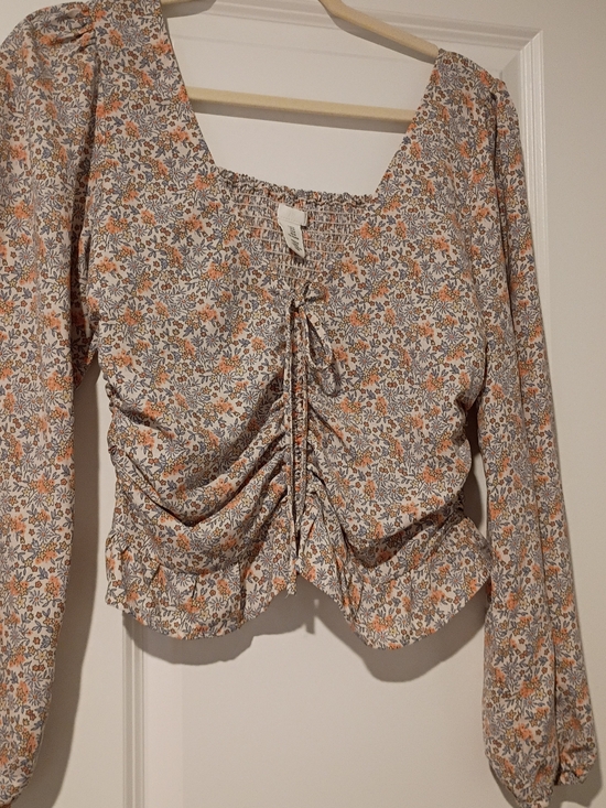 H&M Tops - H&M Smocked Juniors Medium Floral Top in Peach & Light Blue